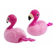 Vonios kambario flamingas plūduriuoja vandenyje