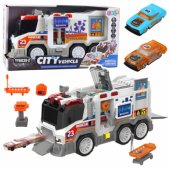 Ambulance City greitosios medicinos pagalbos automobilis, važiuoja, šviečia ir skleidžia garsus