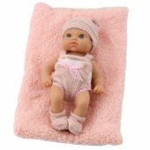 Kūdikio lėlė su antklode, baltais ir rožiniais drabužiais, kepuraite, 18 cm